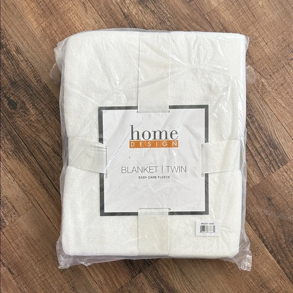 Home Design Fleece throw Blanket in White